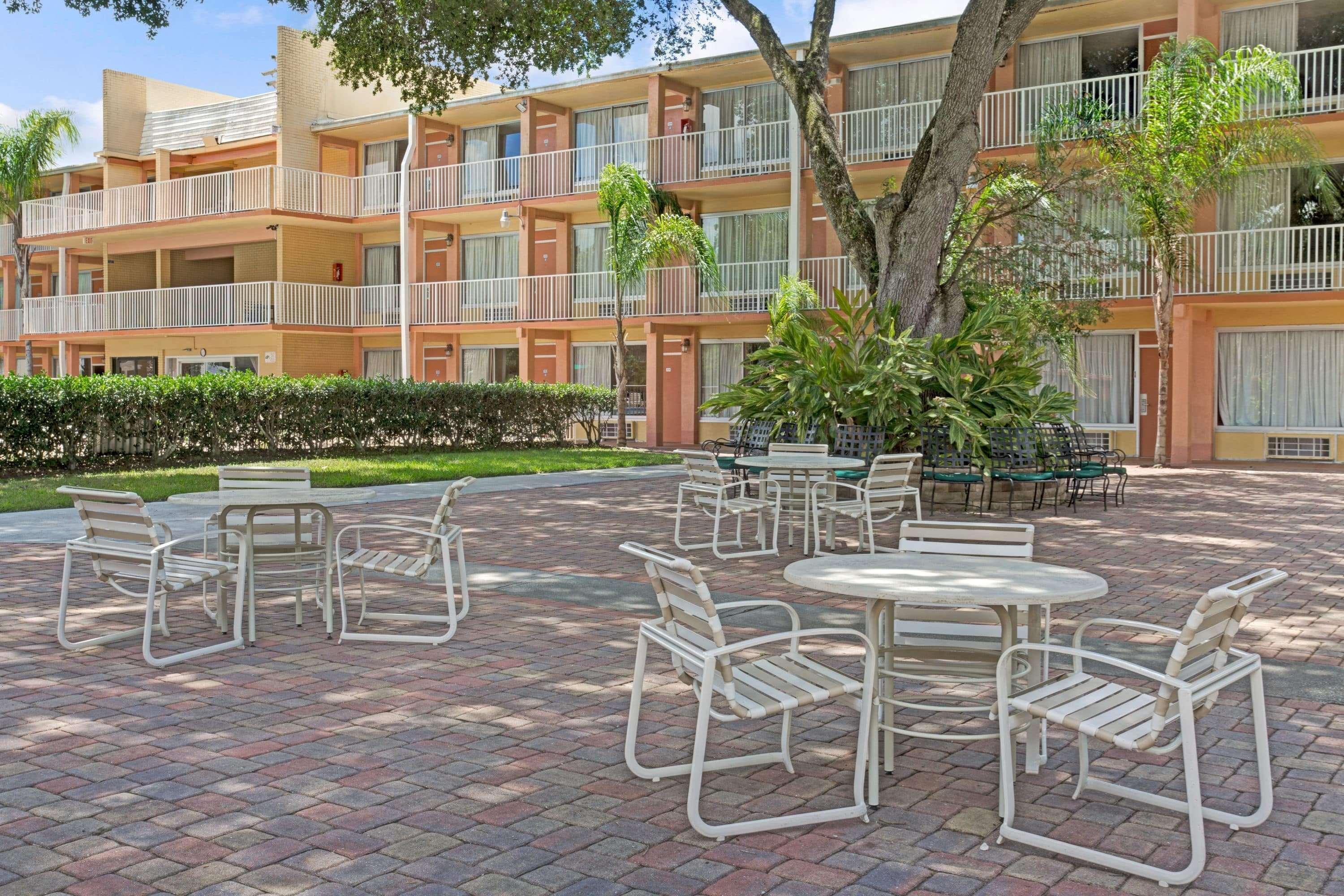 Howard Johnson By Wyndham Tropical Palms Kissimmee Exterior photo